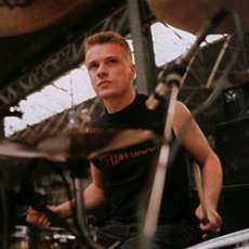 Larry Mullen ne odobrava Bonovo druženje s Blairom