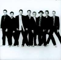 Skupina Pogues svira na Madstocku